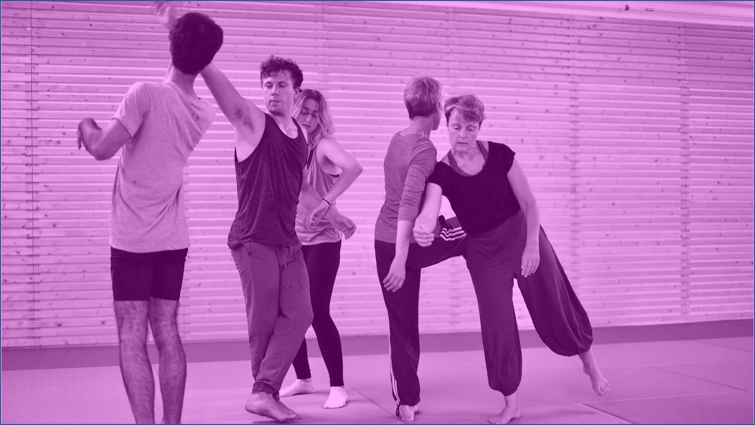 Symbolbild: Fünf Personen in einem Tanzstudio führen gemeinsam eine choreografische Bewegung aus